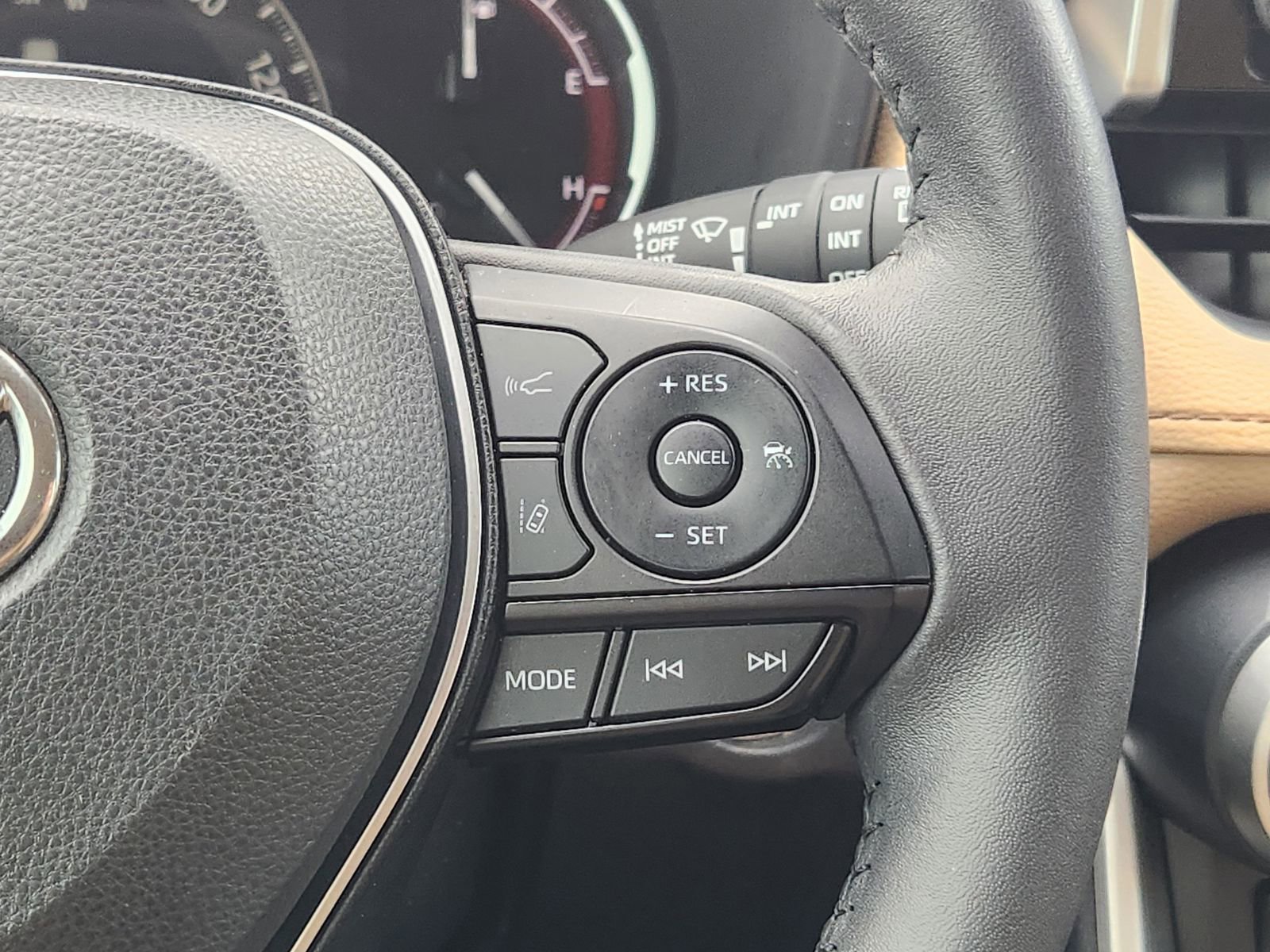 Used 2025 Toyota RAV4 XLE Premium FWD image 34