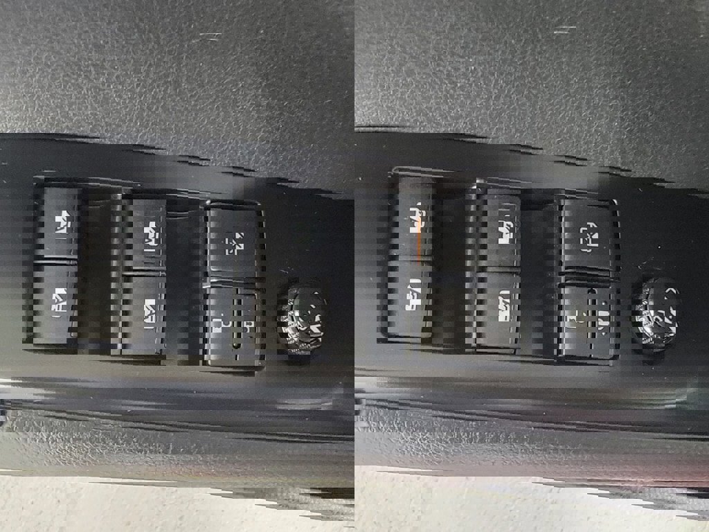 Used 2018 Toyota Camry SE w/ Moonroof Package image 25