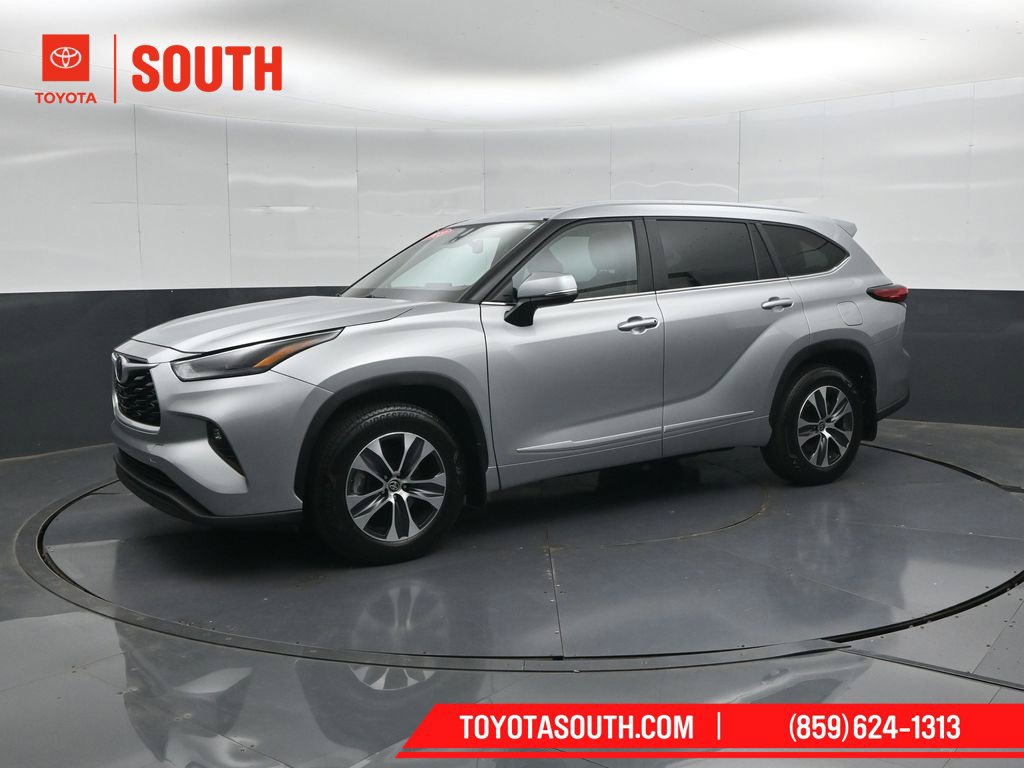 Used 2023 Toyota Highlander XLE AWD/4WD image 6