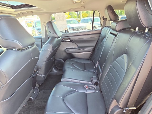 Used 2023 Toyota Highlander XLE AWD/4WD image 27