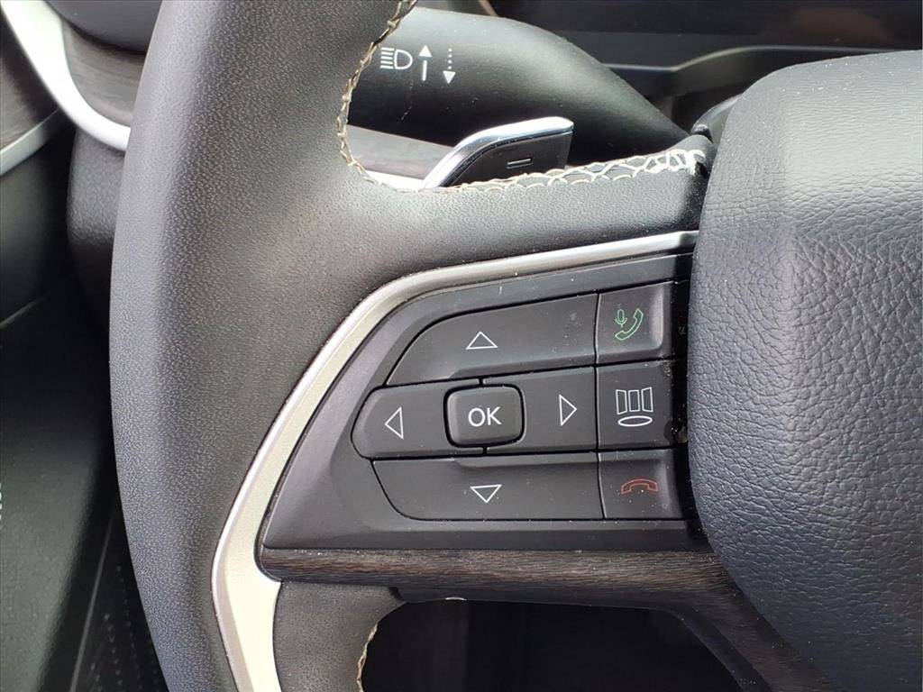 Used 2023 Jeep Grand Cherokee L Limited w/ Black Appearance Package image 27