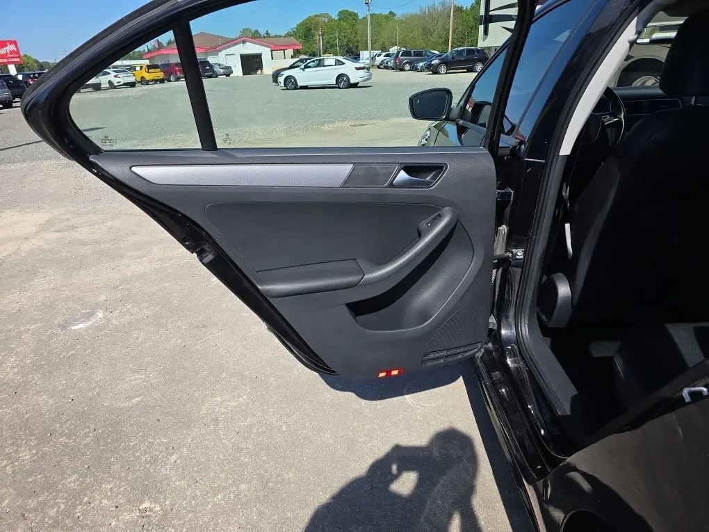 Used 2017 Volkswagen Jetta SE image 41