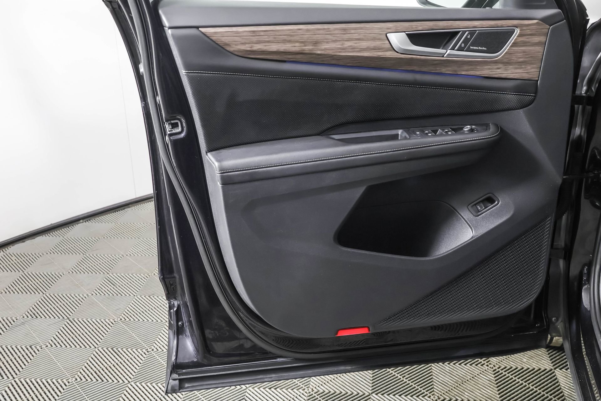 Used 2024 Volkswagen Atlas SEL Premium R-Line image 36