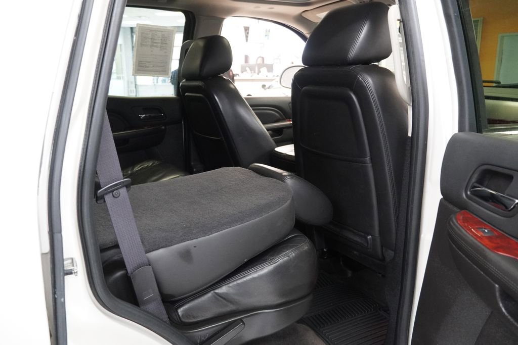 Used 2011 Cadillac Escalade Luxury image 24