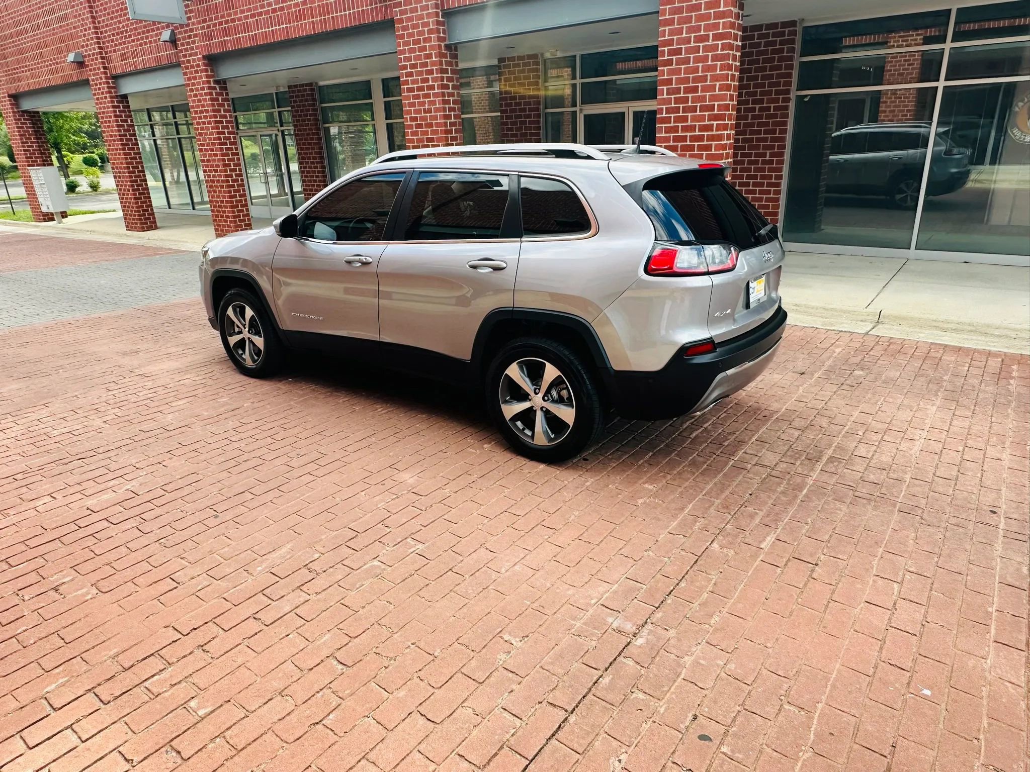 Used 2021 Jeep Cherokee Limited w/ Mopar Interior Package AWD/4WD image 4