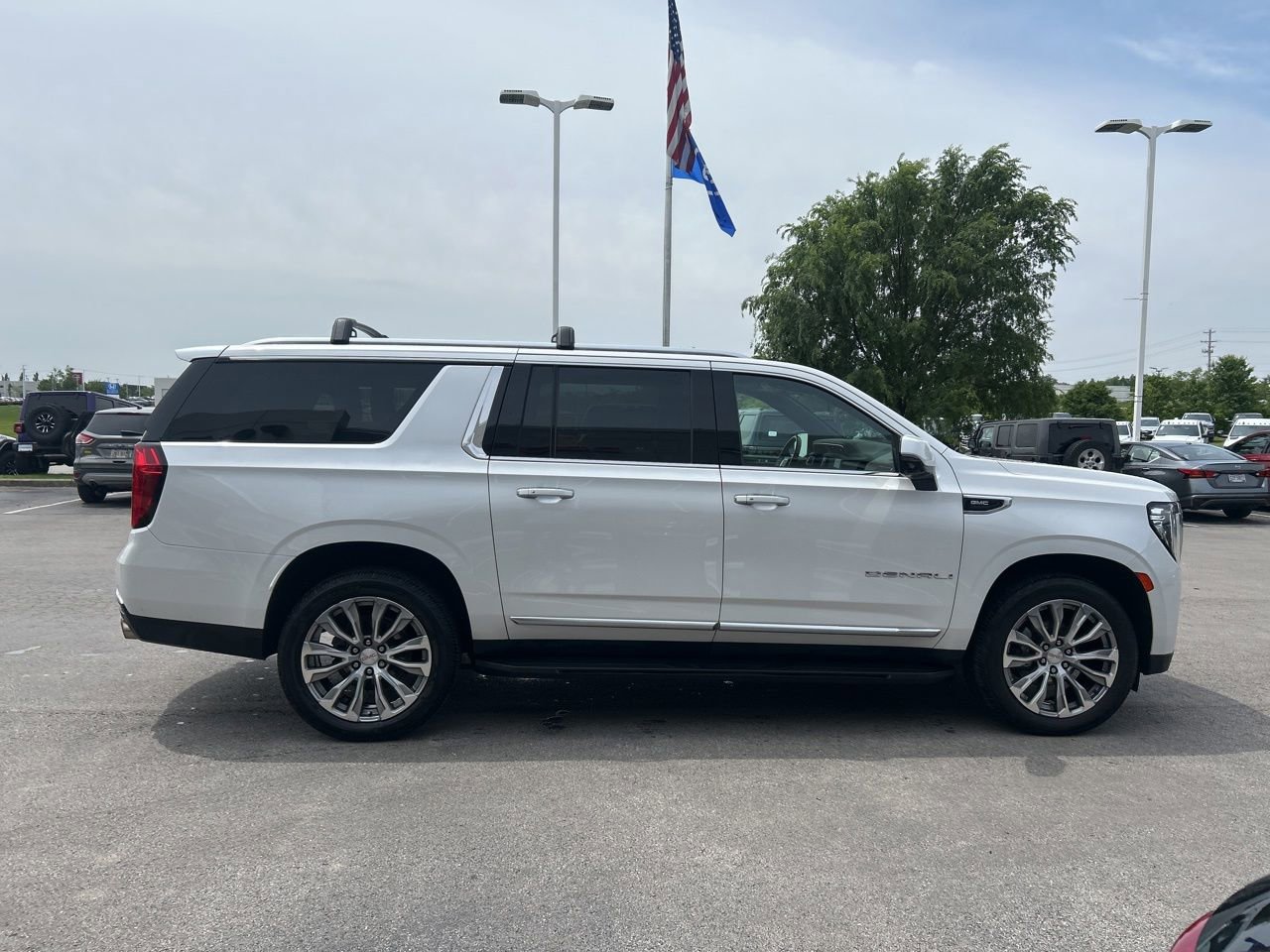 Used 2021 GMC Yukon XL Denali AWD/4WD image 2
