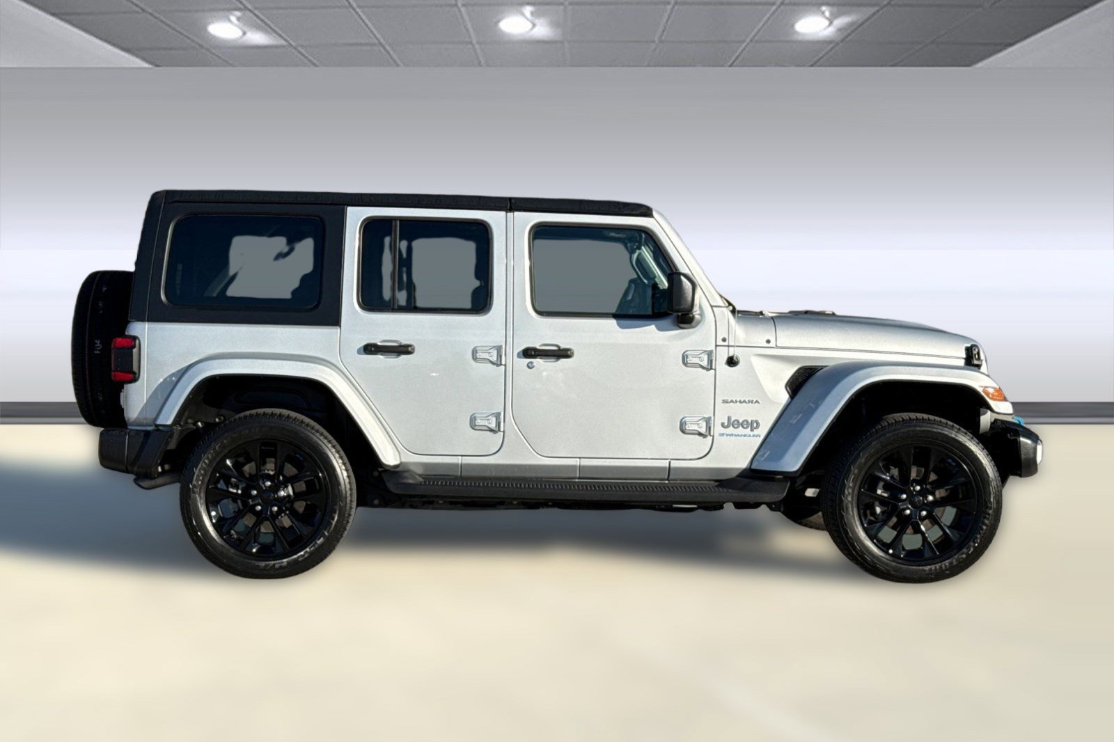 Used 2023 Jeep Wrangler Sahara image 7