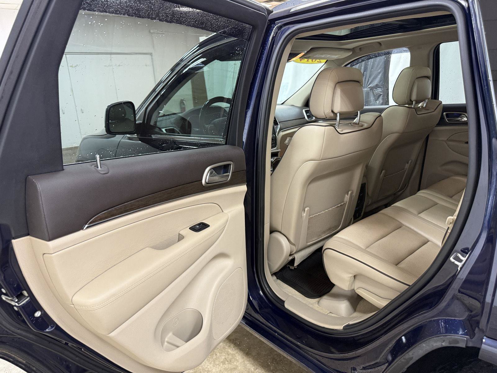 Used 2014 Jeep Grand Cherokee Overland w/ Advanced Technology Group AWD/4WD image 22