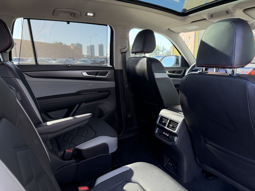 Used 2024 Volkswagen Atlas Peak Edition SE AWD/4WD image 43