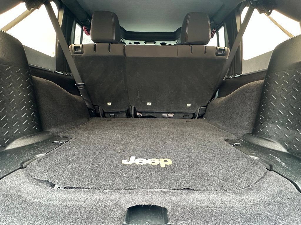 Used 2017 Jeep Wrangler Unlimited Sahara w/ Connectivity Group AWD/4WD image 25