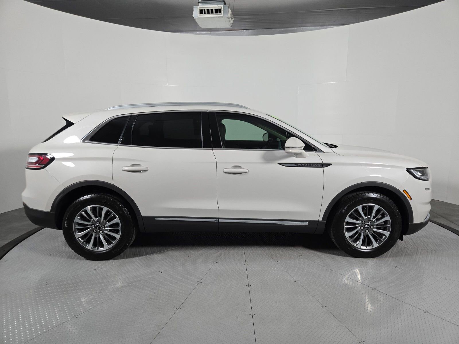 Certified 2022 Lincoln Nautilus AWD w/ Premium Package image 3
