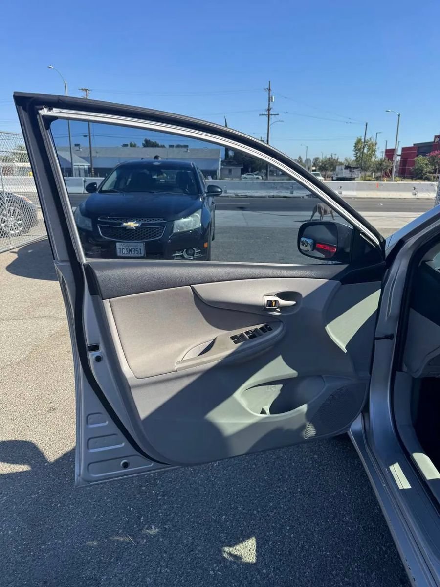 Used 2012 Toyota Corolla LE FWD image 14