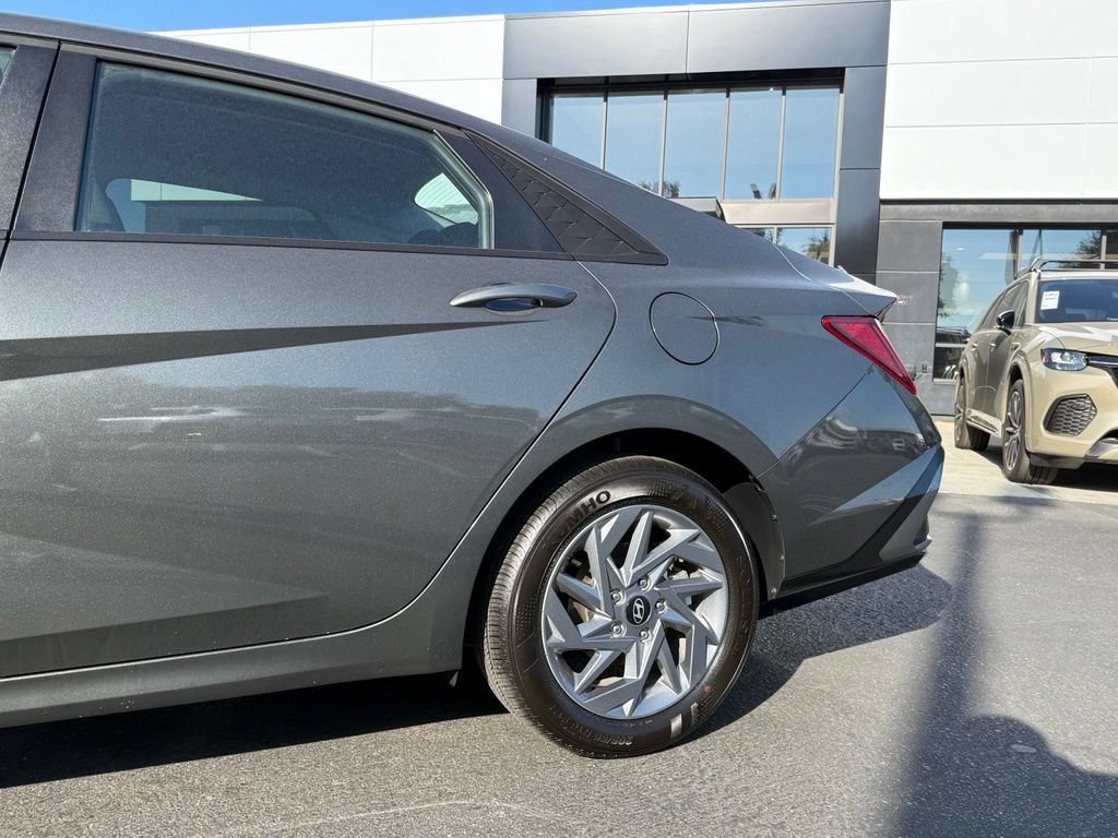 Used 2026 Hyundai Elantra Hybrid FWD image 7