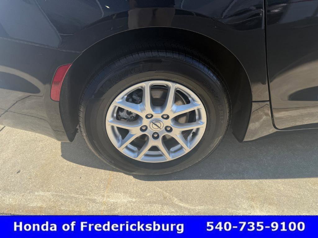Used 2023 Chrysler Pacifica Touring-L image 11
