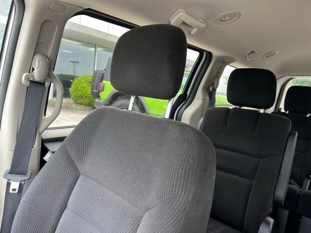 Used 2015 Dodge Grand Caravan SXT w/ UConnect Hands-Free Group FWD image 18