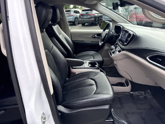 Used 2024 Chrysler Pacifica Limited FWD image 9