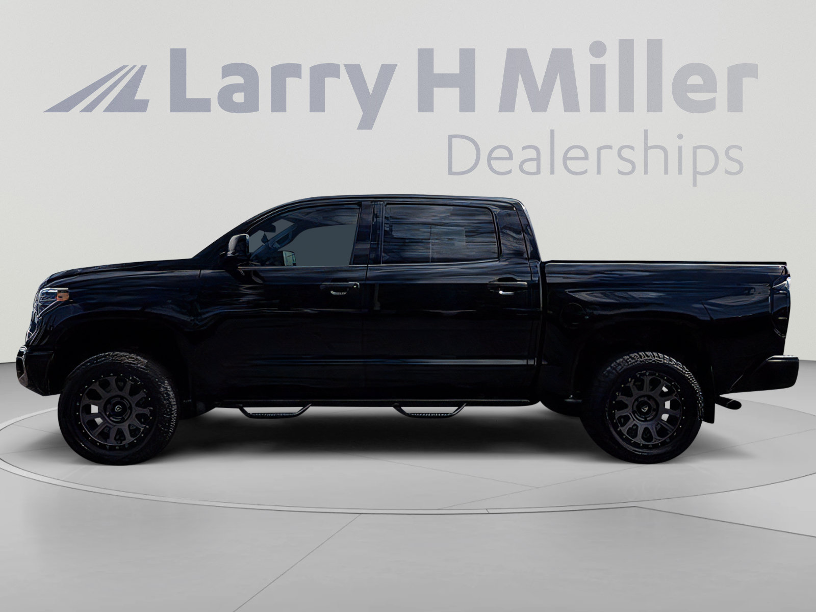 Used 2018 Toyota Tundra SR5 w/ SR5 Upgrade Package AWD/4WD image 3