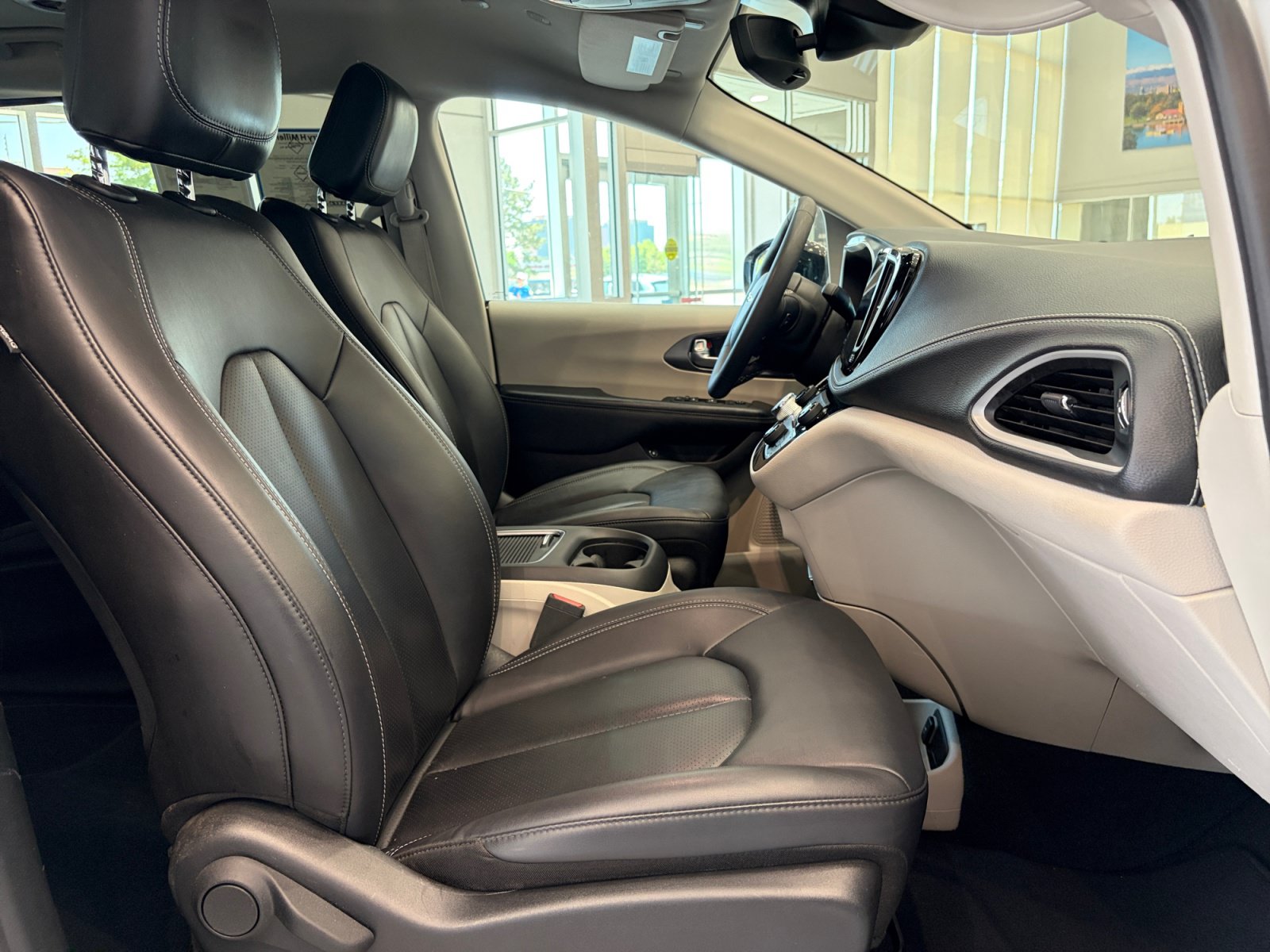 Used 2024 Chrysler Pacifica Limited FWD image 31