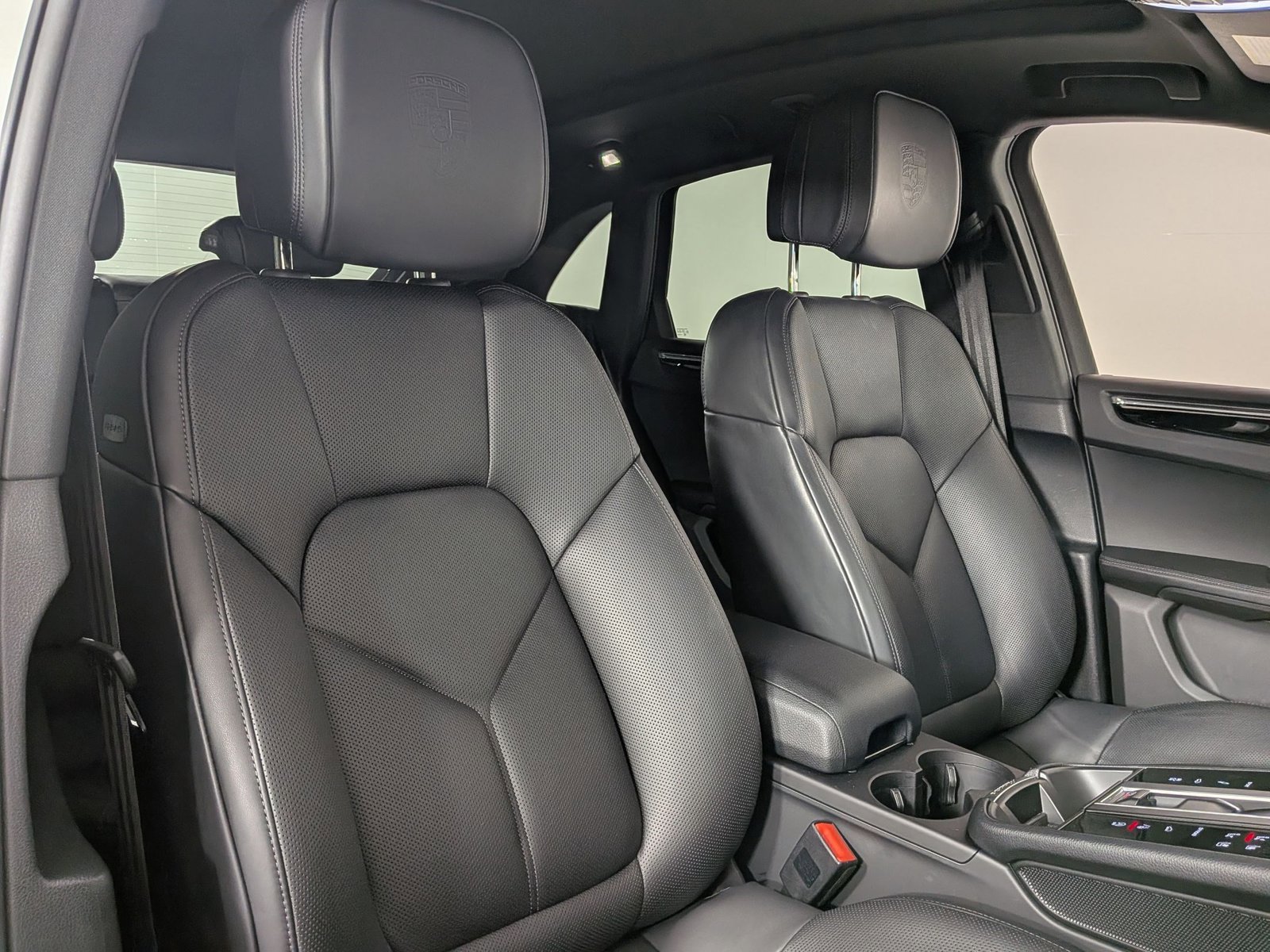Certified 2025 Porsche Macan AWD/4WD image 24