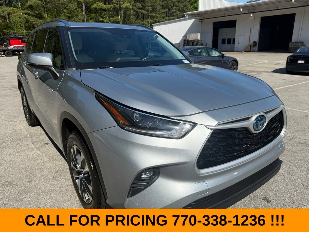Used 2021 Toyota Highlander XLE FWD image 1