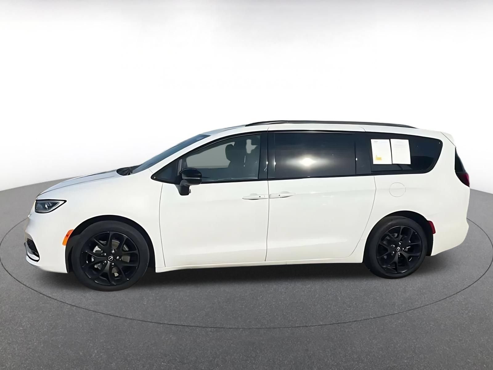 Used 2025 Chrysler Pacifica Limited FWD image 8