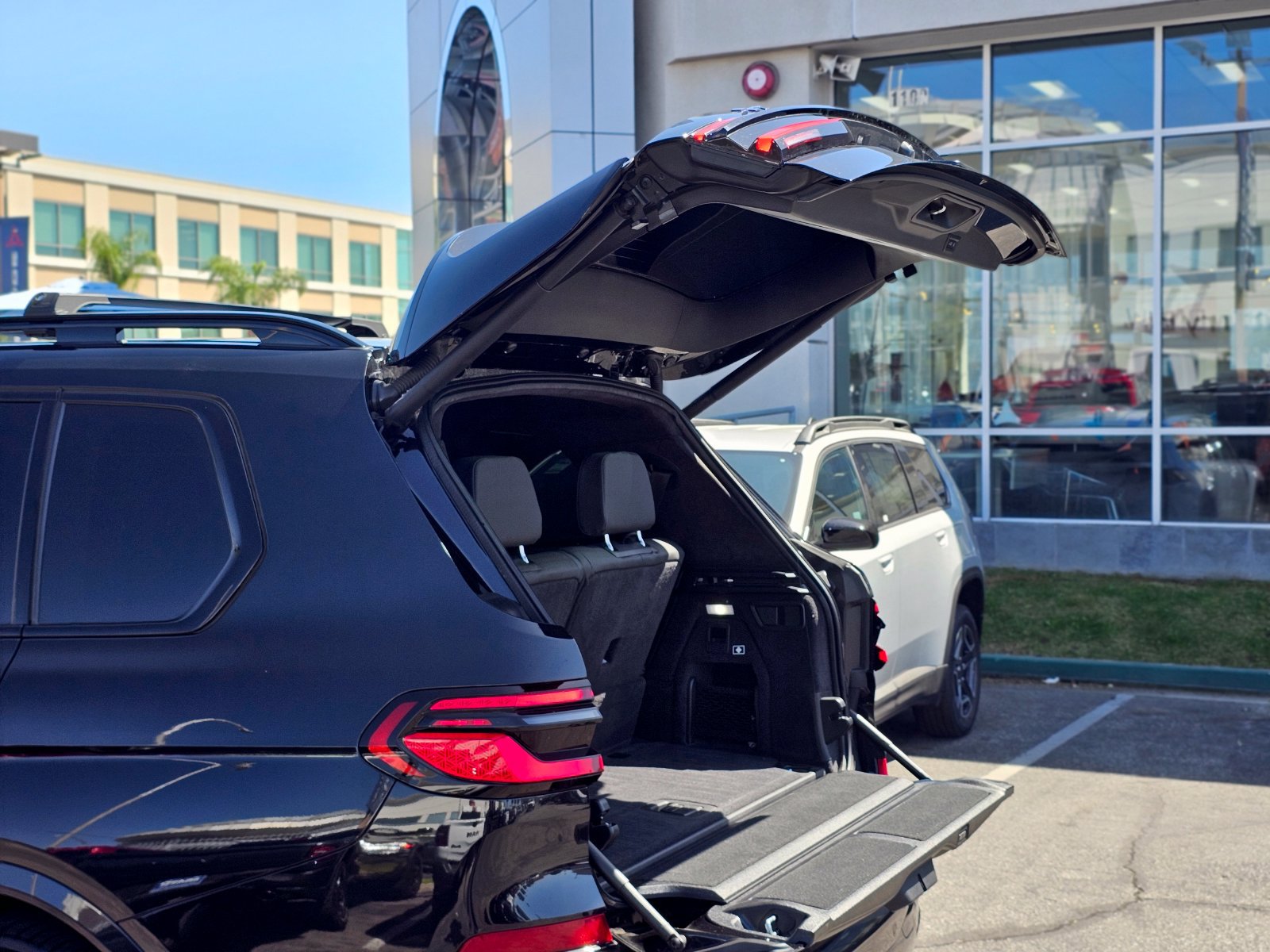 Used 2024 BMW X7 xDrive40i w/ M Sport Package AWD/4WD image 10