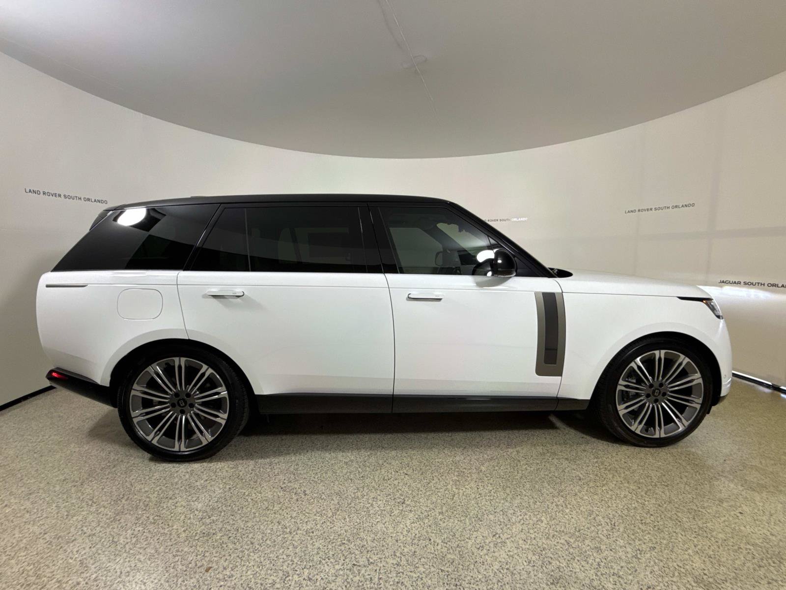 New 2027 Land Rover Range Rover Long Wheelbase SE AWD/4WD image 6