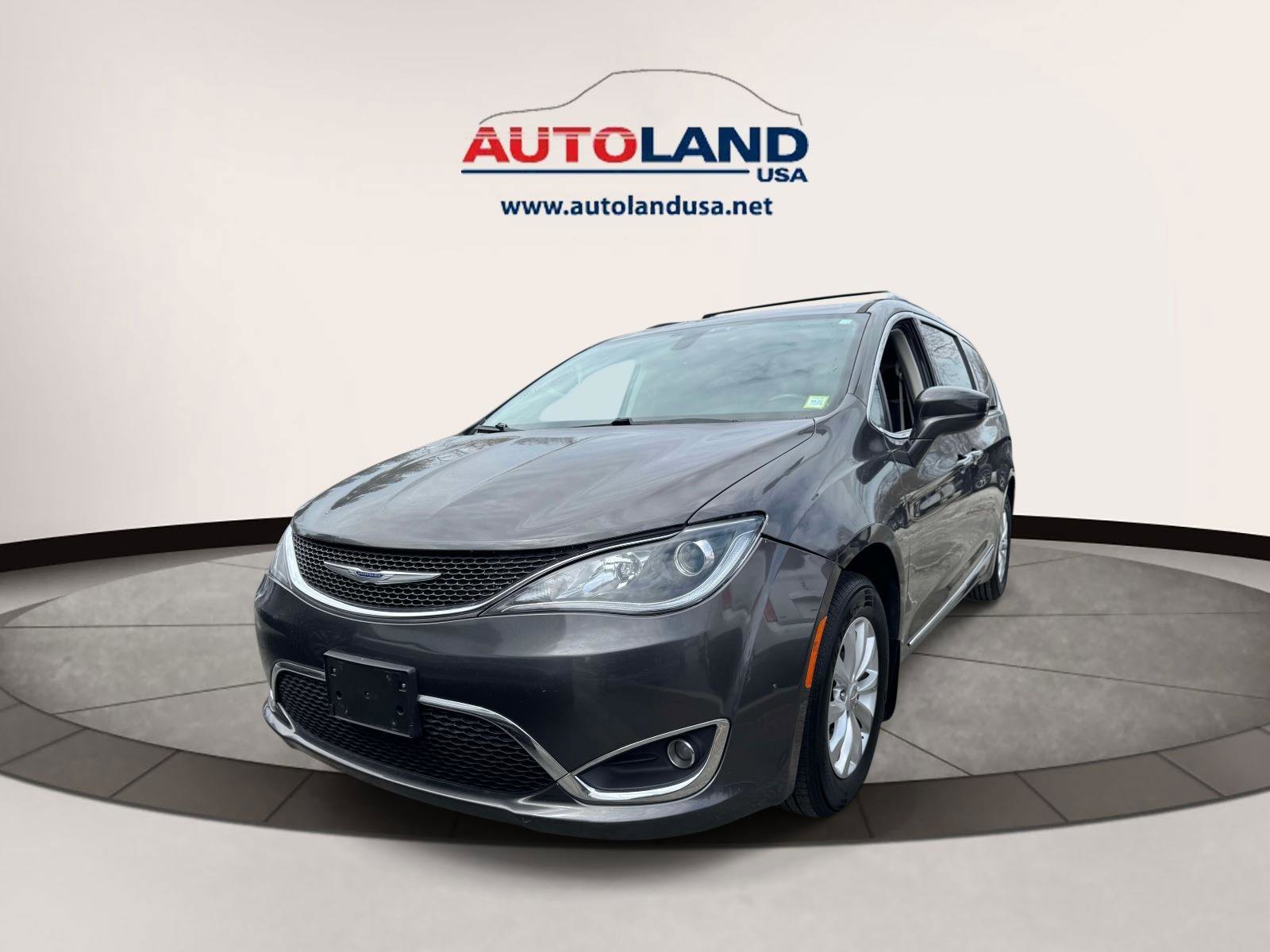Used 2019 Chrysler Pacifica Touring-L FWD image 1