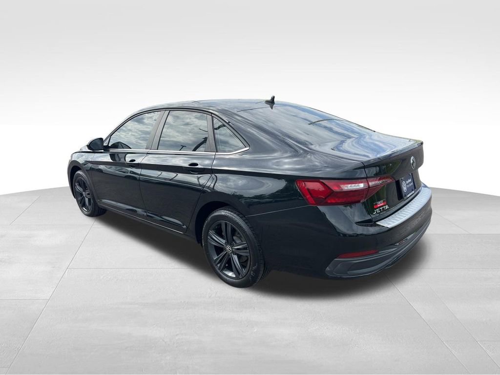 Certified 2023 Volkswagen Jetta SE w/ Panoramic Sunroof Package image 5