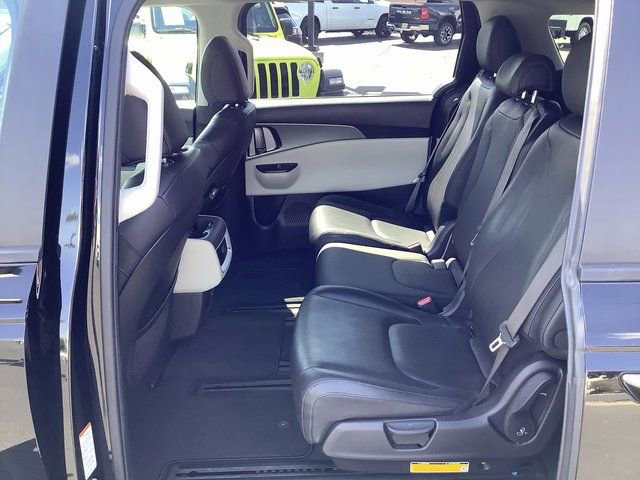 Used 2022 Kia Carnival LX image 24