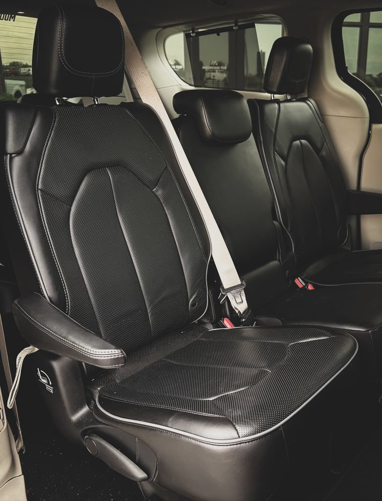 Used 2019 Chrysler Pacifica Limited w/ Advanced Safetytec Group FWD image 27