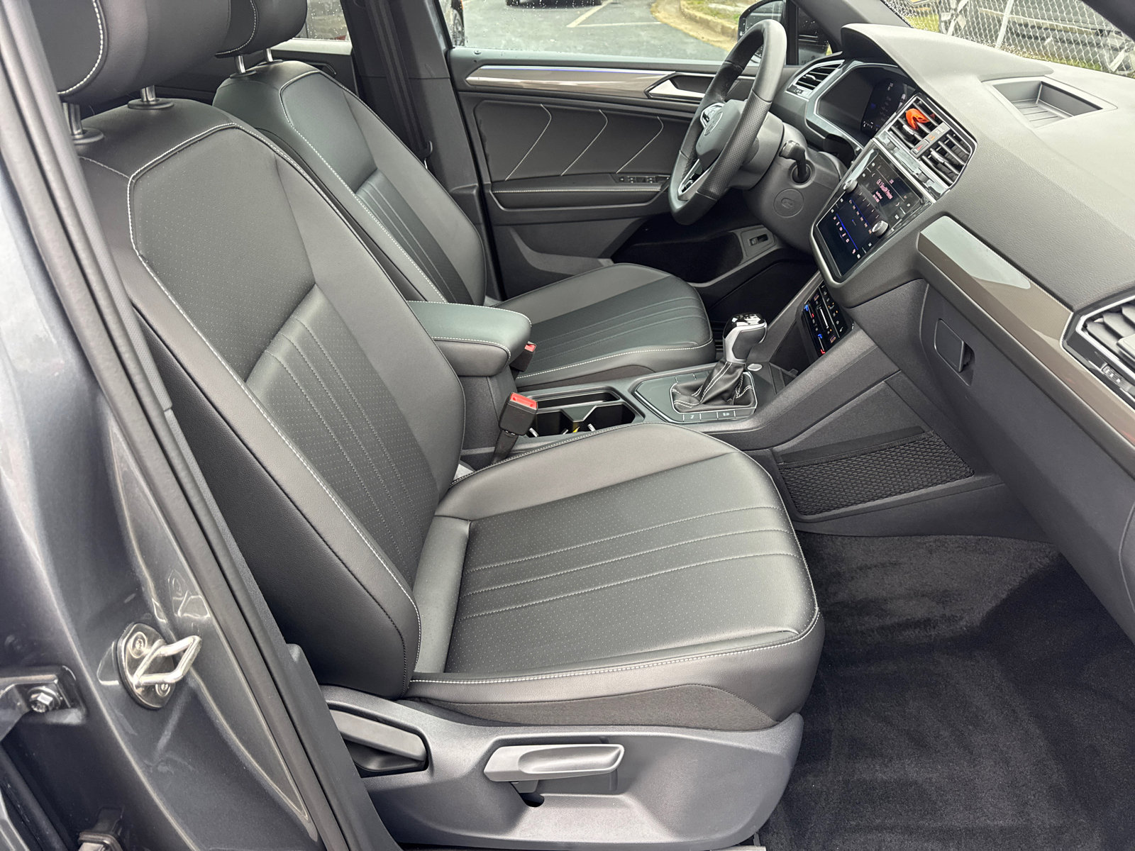 Used 2024 Volkswagen Tiguan SE R-Line image 13