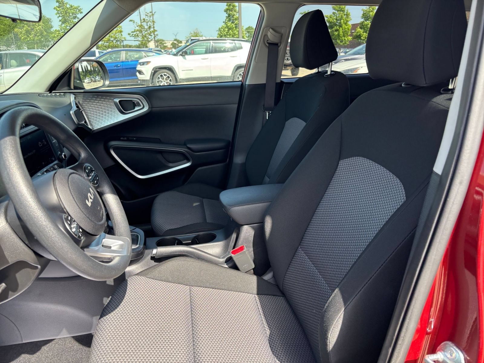 Used 2025 Kia Soul LX w/ LX Technology Package FWD image 24