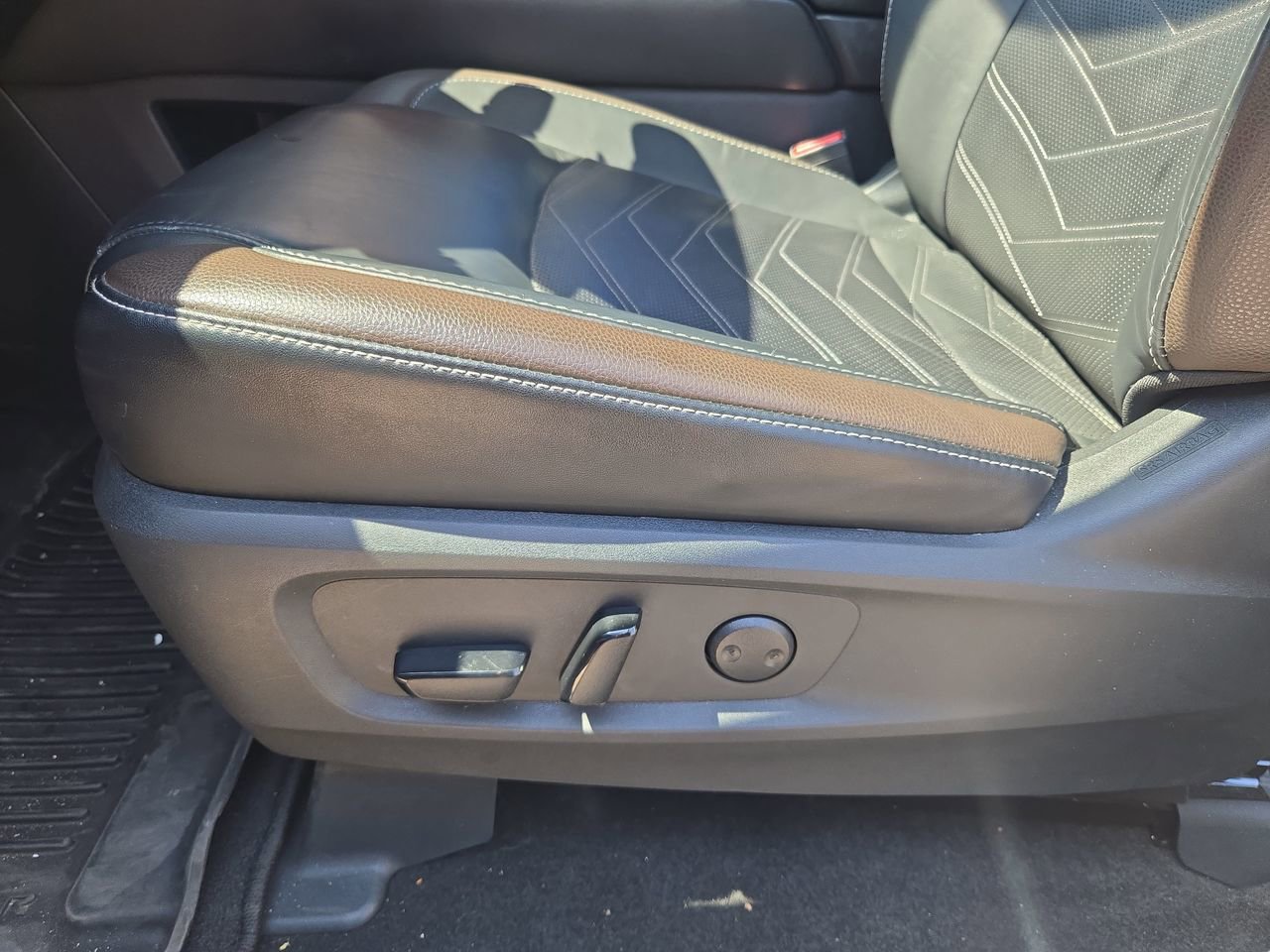 Used 2024 Nissan Pathfinder Platinum w/ Cargo Package FWD image 17
