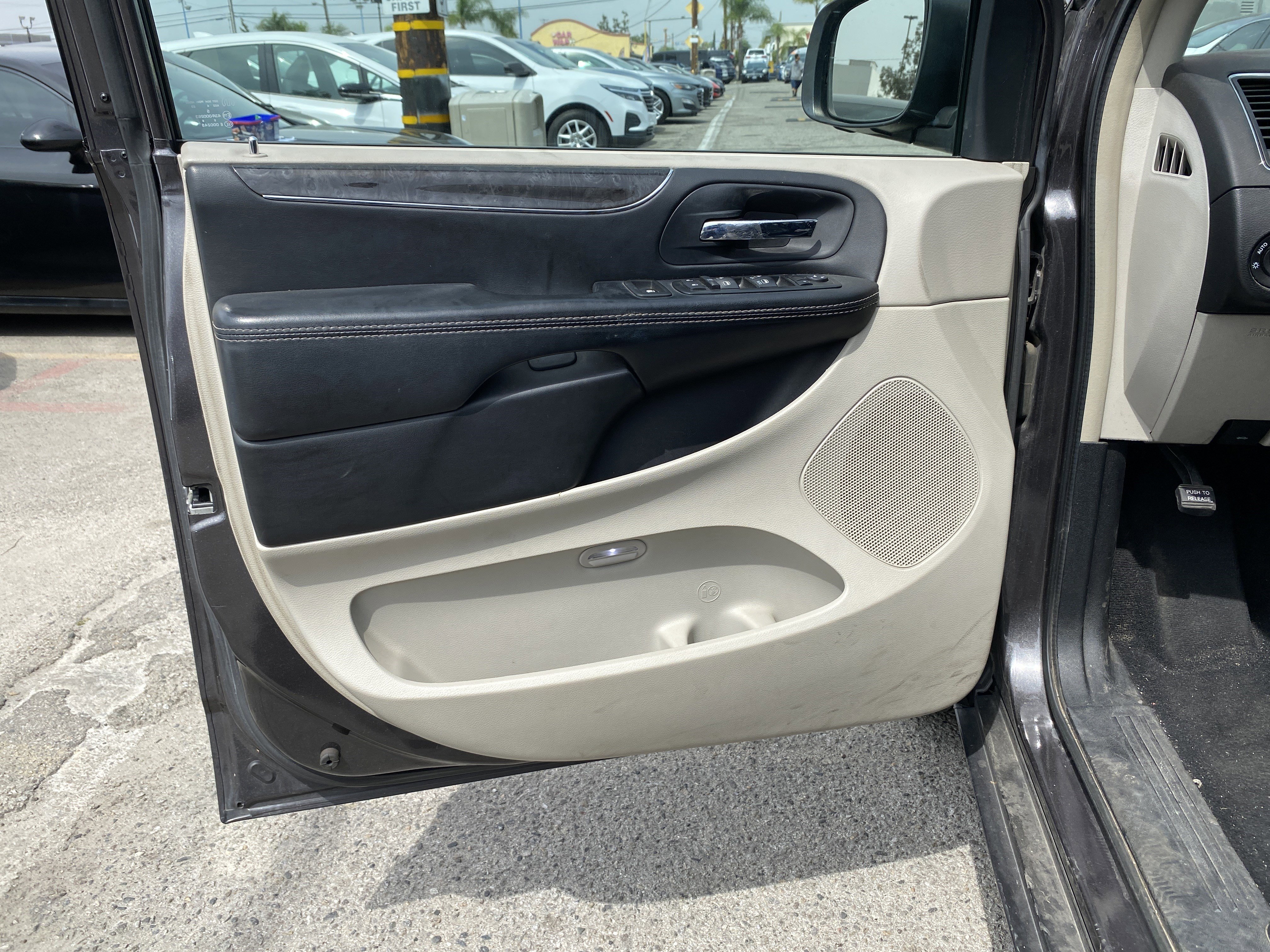 Used 2015 Chrysler Town & Country Touring FWD image 15