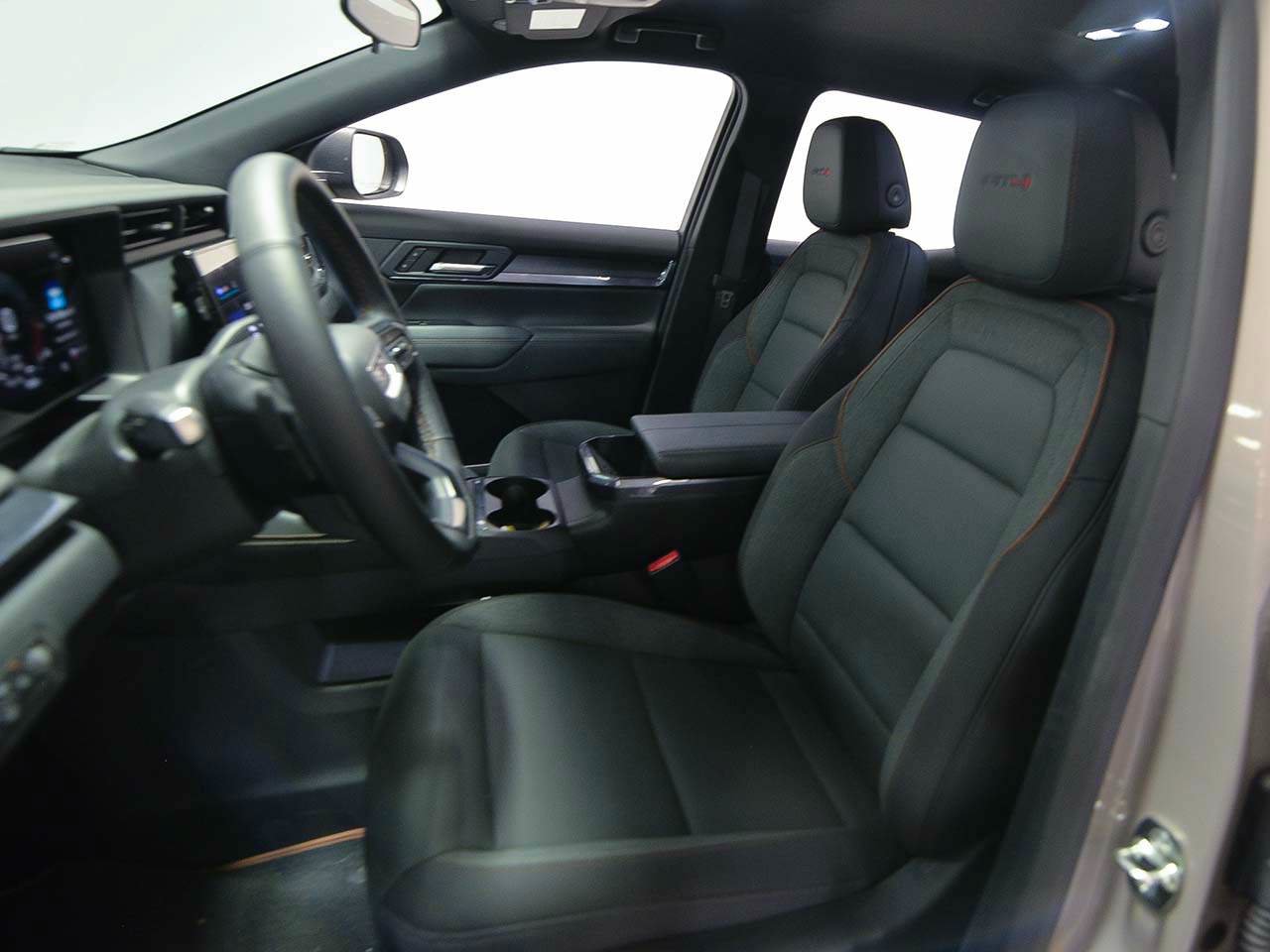 Used 2026 GMC Terrain AT4 w/ LPO, Black Badging Package AWD/4WD image 7