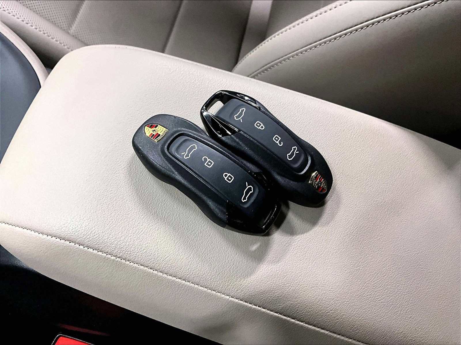 Used 2025 Porsche Macan Electric image 39