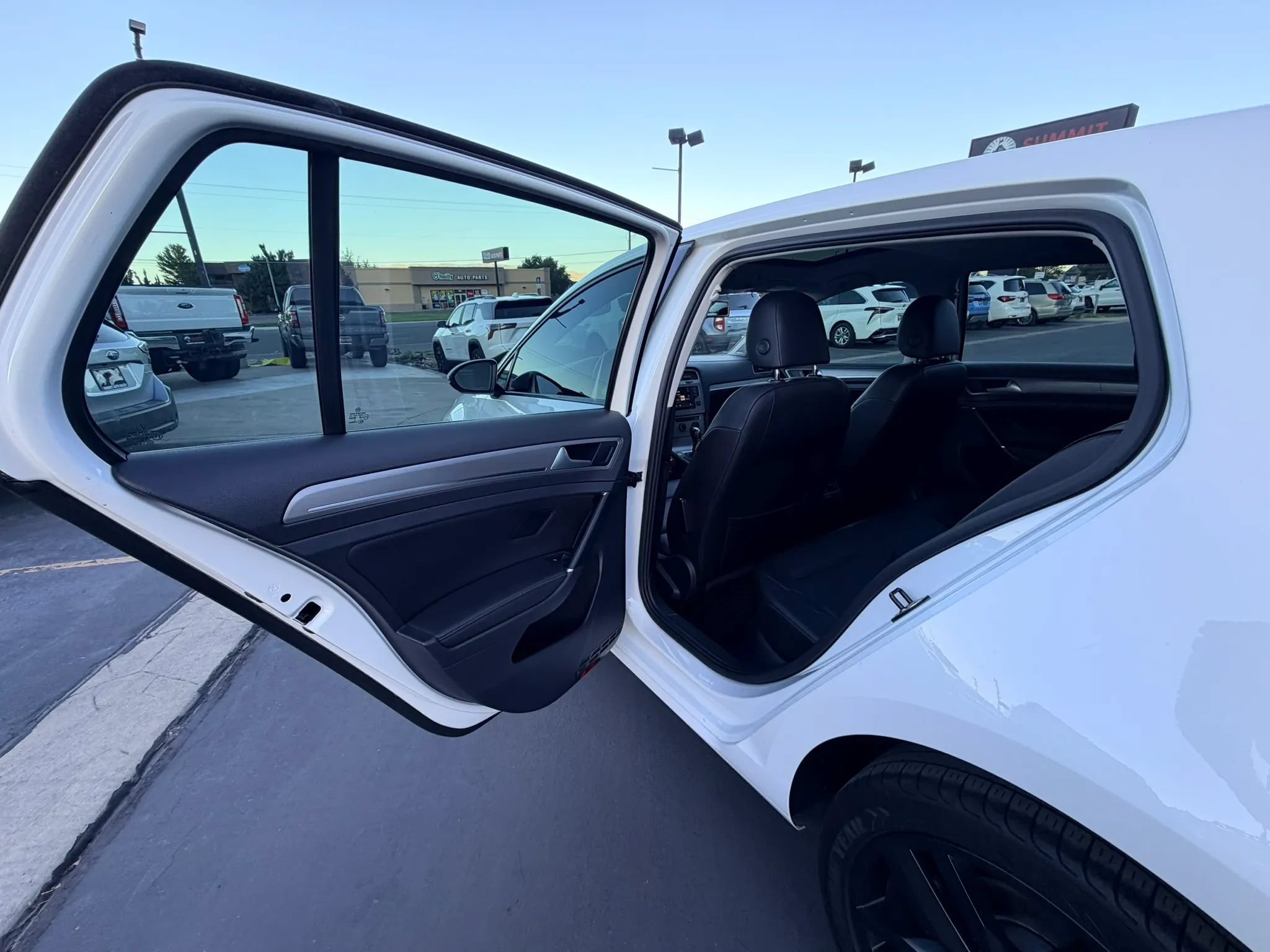 Used 2016 Volkswagen Golf SE w/ Lighting Package FWD image 17