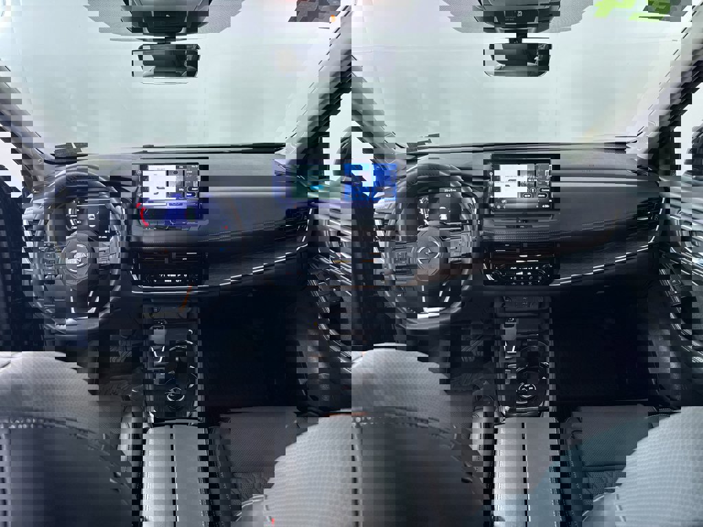 Used 2024 Nissan Rogue Platinum image 3