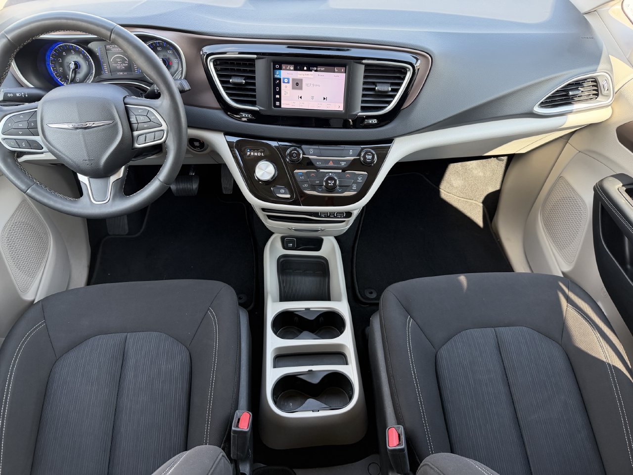 Used 2023 Chrysler Voyager LX FWD image 10