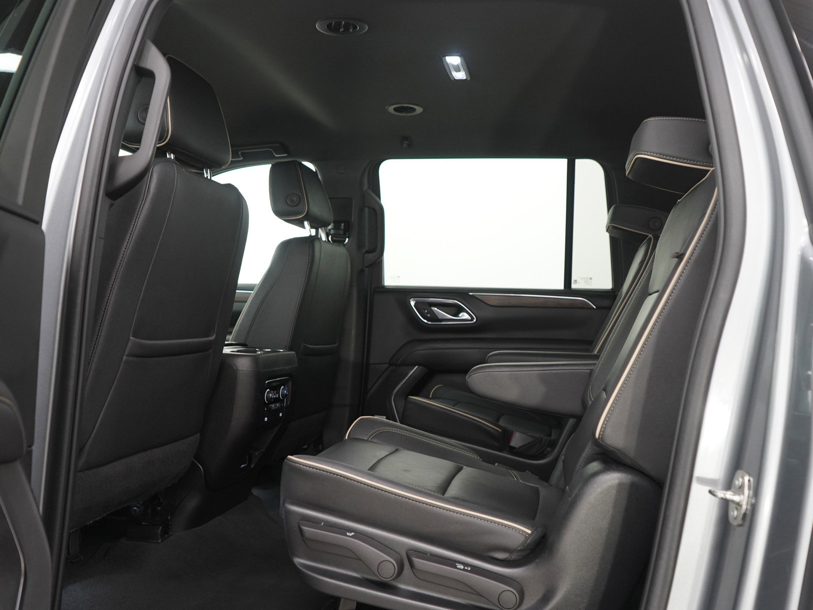 Used 2023 Chevrolet Suburban Premier AWD/4WD image 19