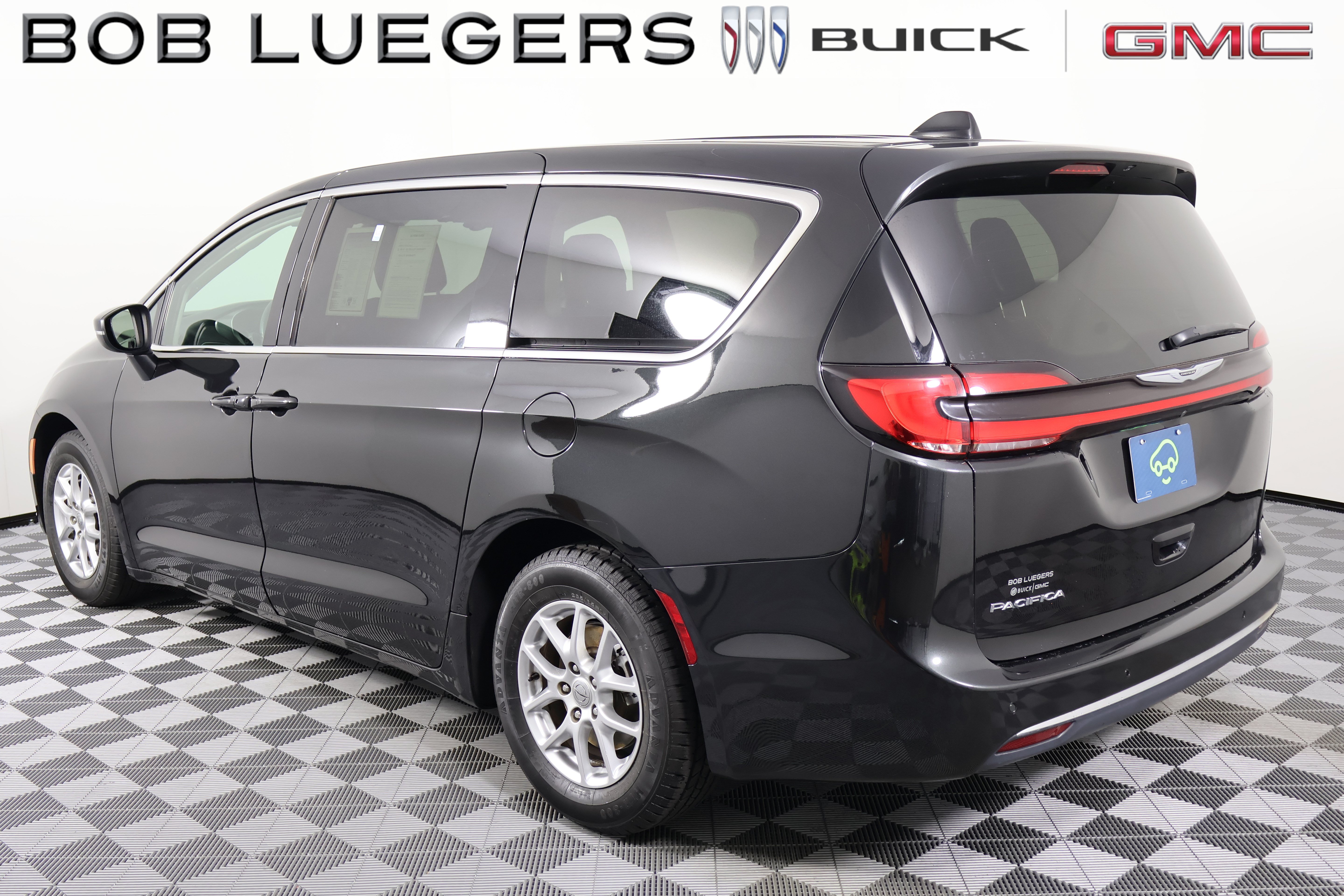 Used 2023 Chrysler Pacifica Touring-L FWD image 4