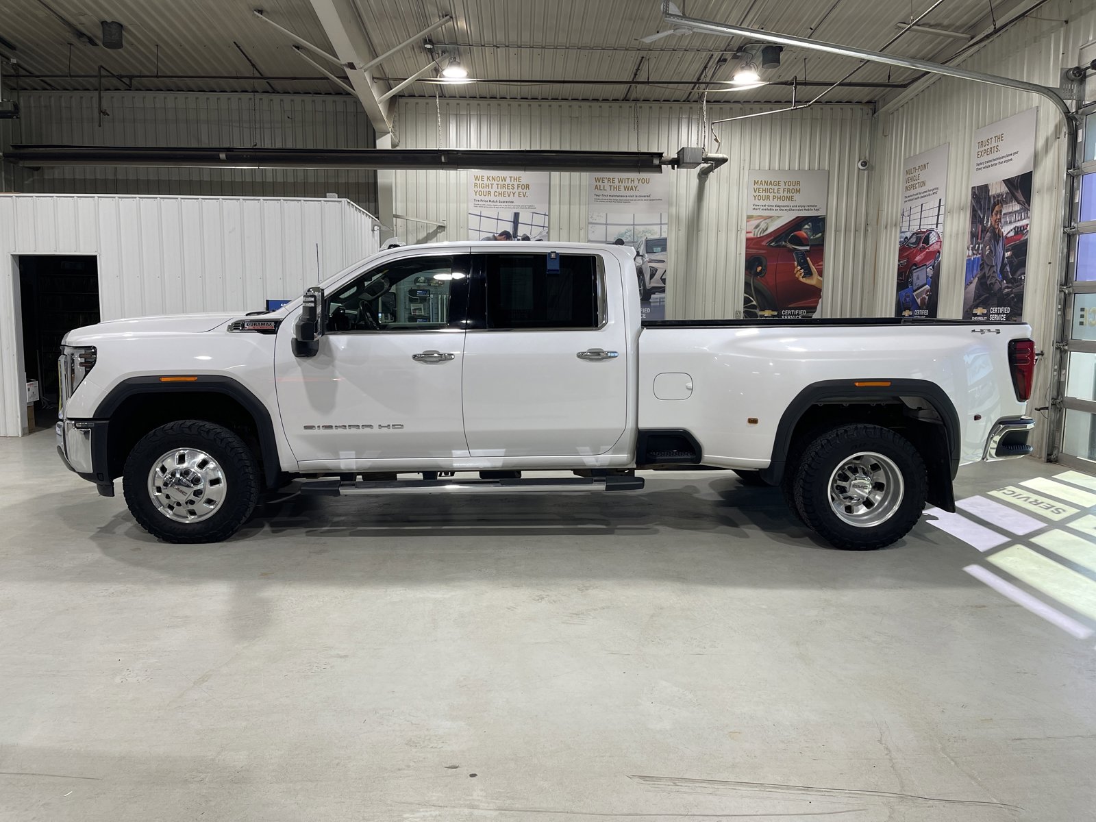 Used 2024 GMC Sierra 3500 SLT w/ SLT Premium Package AWD/4WD image 5