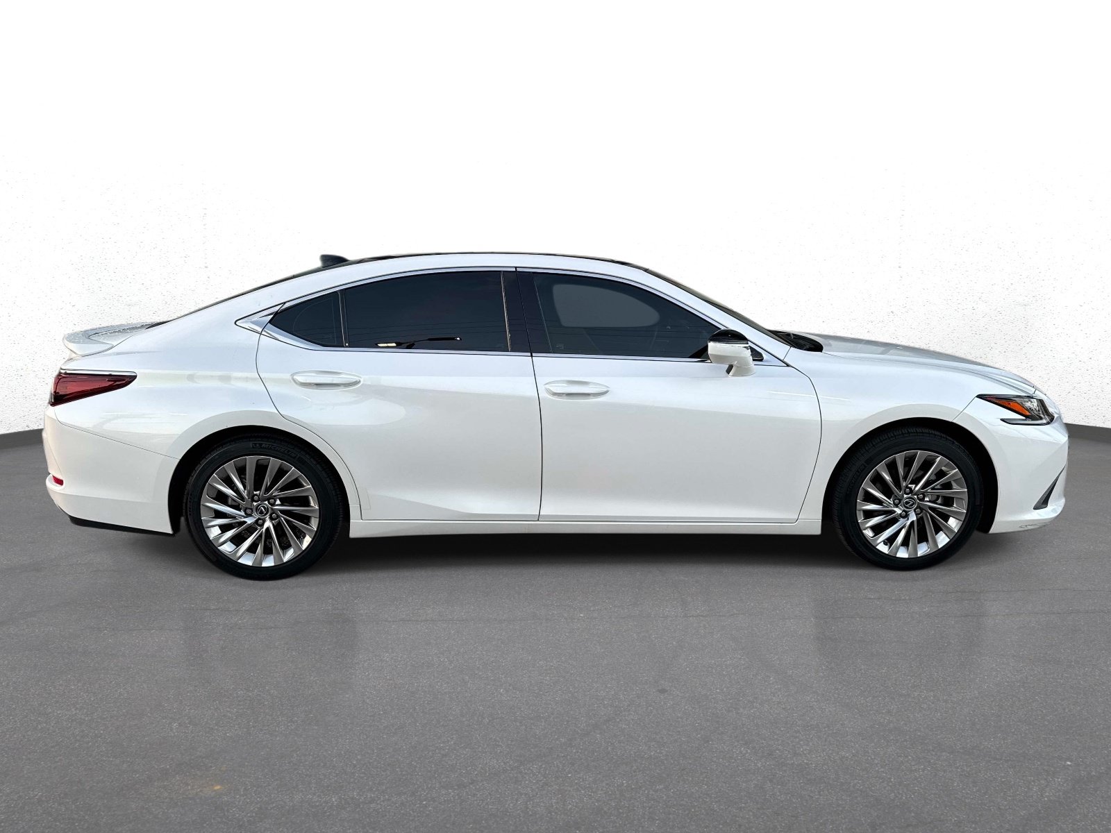 Certified 2022 Lexus ES 350 Ultra Luxury w/ Accessory Package FWD image 2