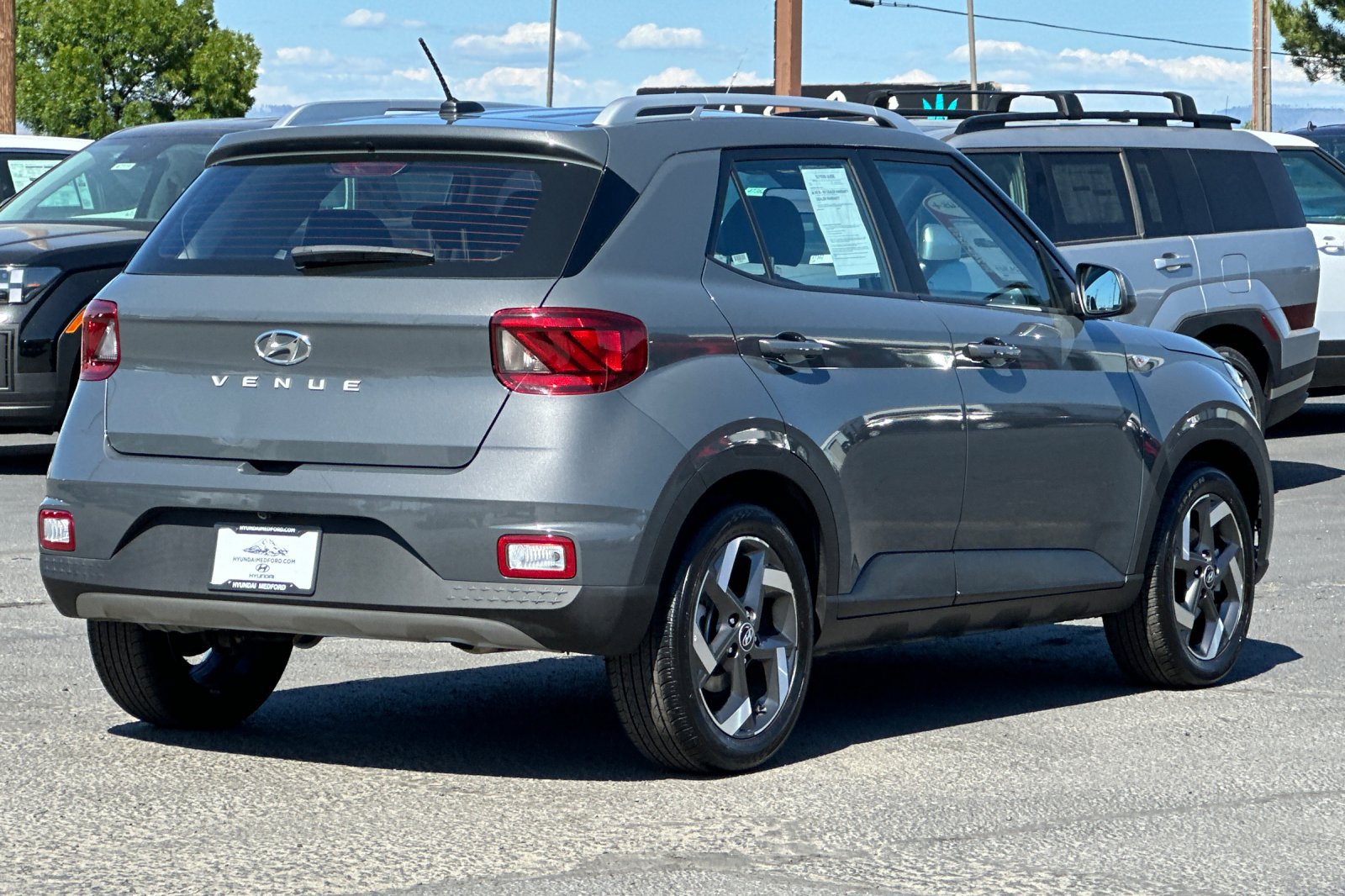 Certified 2025 Hyundai Venue SEL FWD image 4