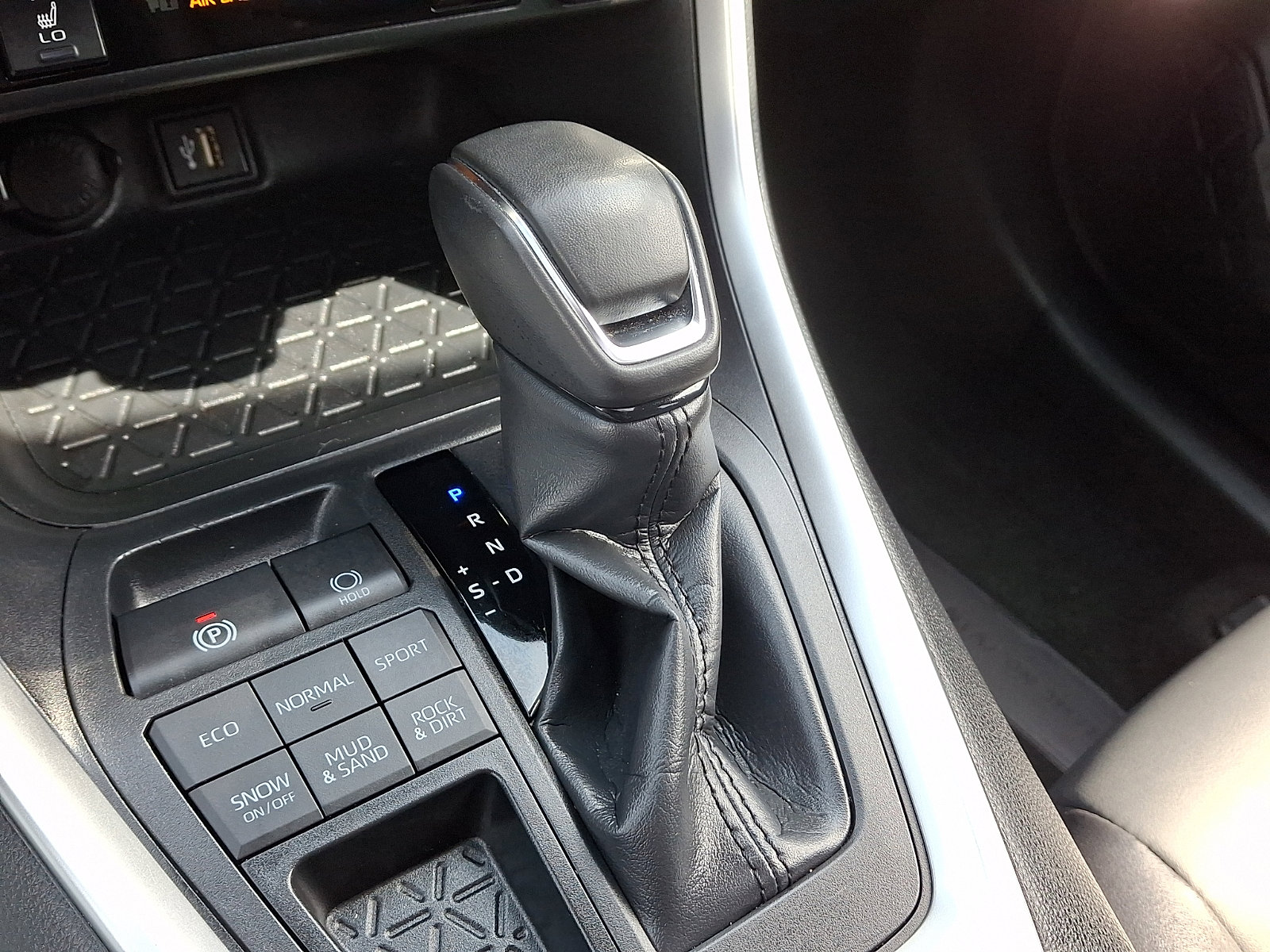 Used 2023 Toyota RAV4 XLE Premium image 15