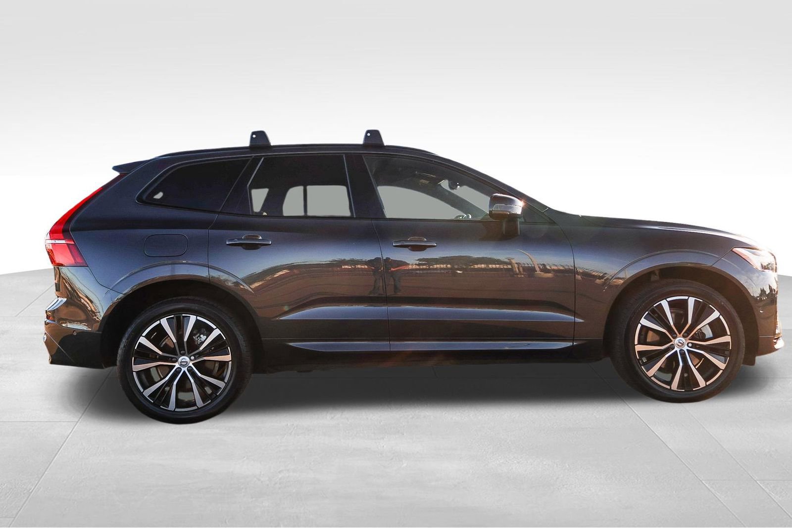 Used 2023 Volvo XC60 T8 Ultimate w/ Climate Package image 4