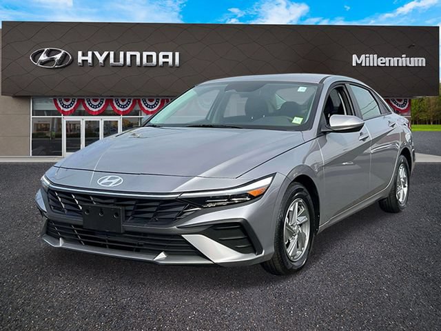 Certified 2026 Hyundai Elantra SE w/ Cargo Package FWD image 4