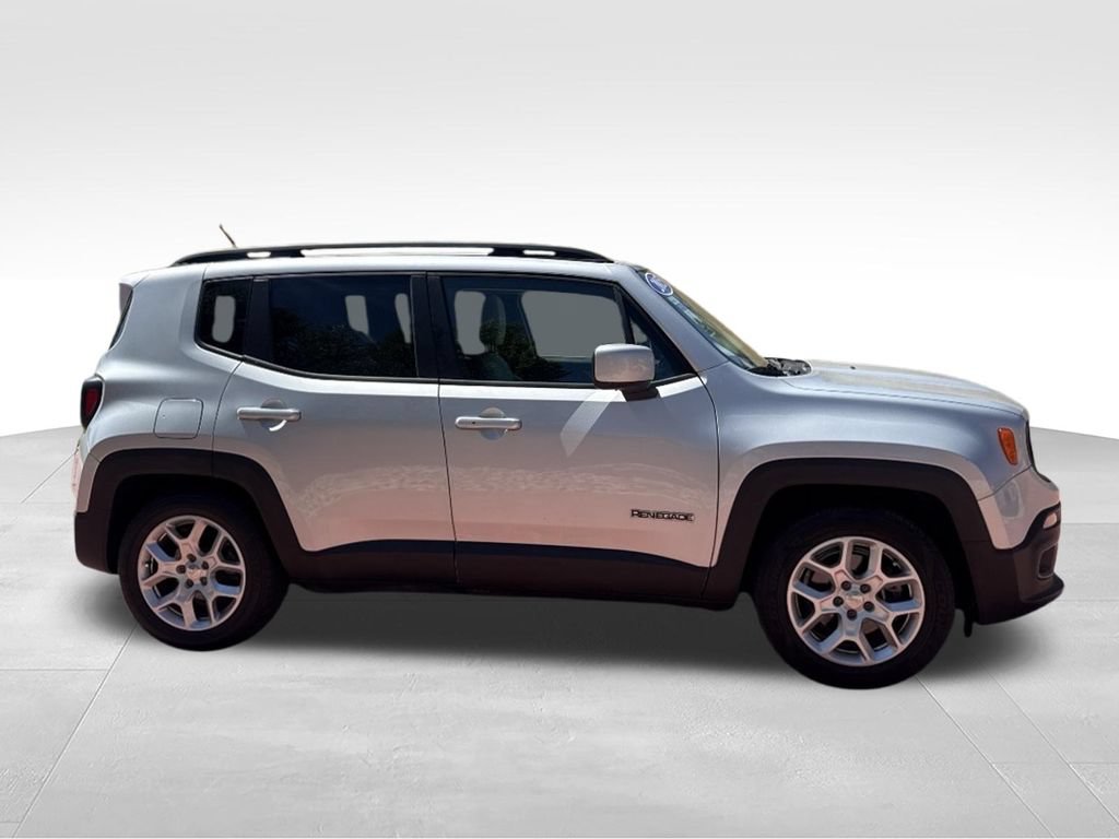Used 2015 Jeep Renegade Latitude w/ Cold Weather Group FWD image 8