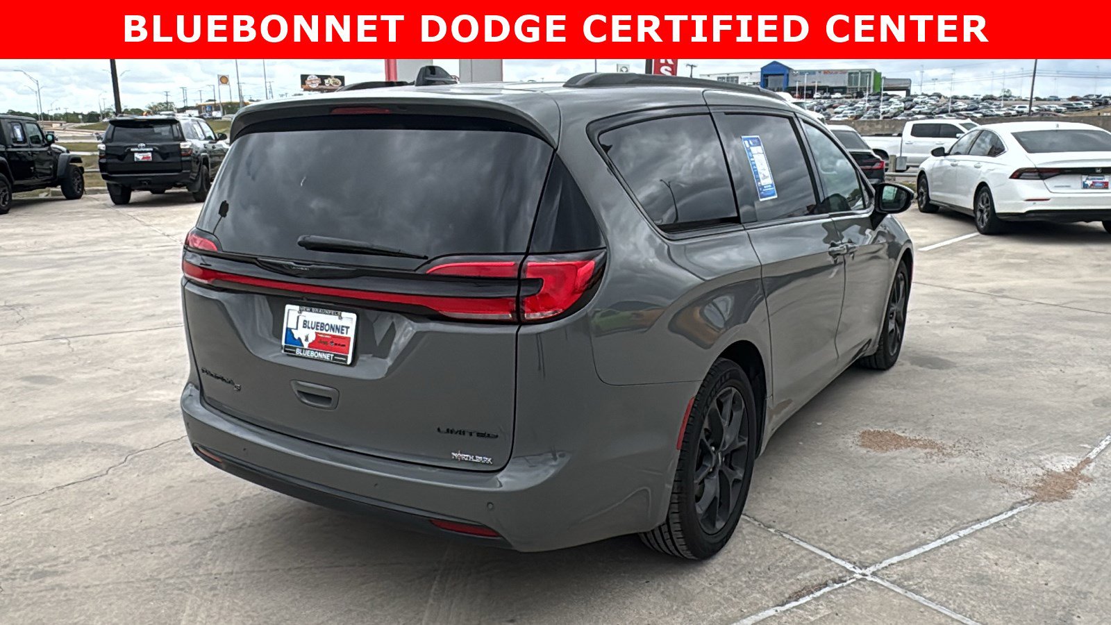 Used 2025 Chrysler Pacifica Limited image 5